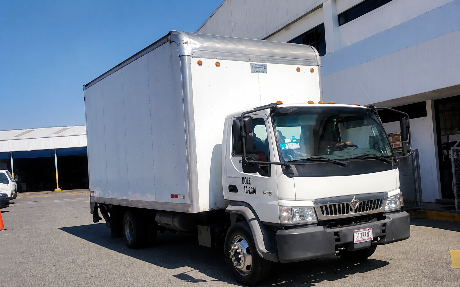 Camión blanco de Transportes MNM listo para mudanza